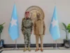 Madaxweynaha Soomaaliya oo Muqdisho kula kulmay Taliyaha Ciidanka Jabuuti iyo saraakiil sare oo la socday.