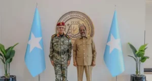 Madaxweynaha Soomaaliya oo Muqdisho kula kulmay Taliyaha Ciidanka Jabuuti iyo saraakiil sare oo la socday.