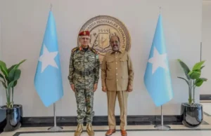 Madaxweynaha Soomaaliya oo Muqdisho kula kulmay Taliyaha Ciidanka Jabuuti iyo saraakiil sare oo la socday.