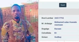 Maxamed Saalax oo ah Askari ka tirsan ciidanka Soomaaliya ayaa natiijo Sareyso ka keenay imtixaanka dugsiyada sare ee dalka.