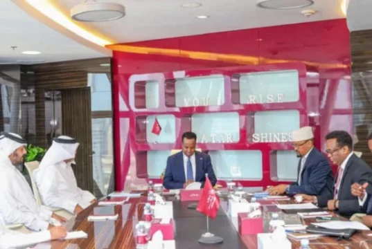 Dowladda Soomaaliya oo qatar la saxiixday Heshiis Dib u dhis ah .