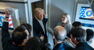 Suxufiyiinta Aqalka Cad oo Shirqool ku tilmaamay in Trump laga reebay diyaaraddii uu la raacay