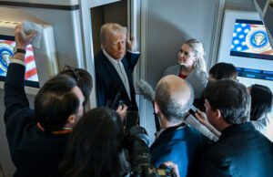 Suxufiyiinta Aqalka Cad oo Shirqool ku tilmaamay in Trump laga reebay diyaaraddii uu la raacay