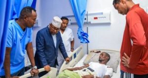 Wasiir Fiqi oo Isbitaalka Madiina ku Booqday Askarta CXDS ee ku Dhaawacmay Weerarkii Gaalkacyo