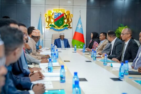 Sawiro;-hoggaamiyaha koonfur galbeed oo guddoomiyey shirka golaha wasiirada