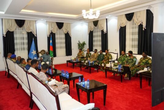 Sawiro;-Hoggaamiyaha koonfur galbeed oo guddoomiyey shir looga hadlay xasillinta amniga baydhabo