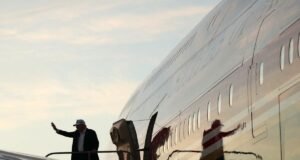 Warbaahinta CNN oo laga reebay in ay diyaarad la raacdo Donald Trump