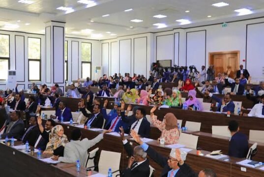 Baarlamaanka Federaalka Soomaaliya oo laalay Qaraarka ku saabsan Agaasime waaxeeyada ee kasoo baxay Xafiiska RW Xamsa