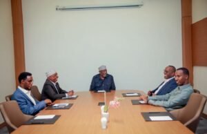Sawiro;-Hoggaamiye sheekh aadan madoobe oo muqdisho kula kulmay madaxweynihii hore ee koonfur galbeed shariif xasan sheekh aadan