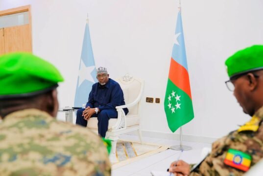 Sawiro;-Madaxweynaha Koonfur Galbeed oo Baydhabo kula kulmay Taliyaha Qaybta Saddexaad ee Ciidanka Nabad Ilaalinta Soomaaliya