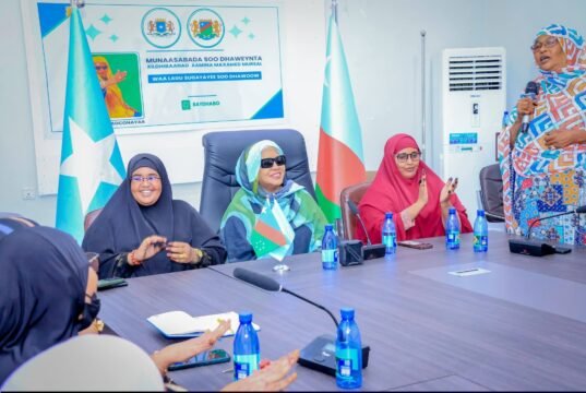 Guddoomiyaha Ururka Haweenka Degmada Baydhabo oo ka Qayb-gashay Kulan lagu Taageerayay Ciidamada Qalabka Sida