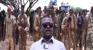 Guddoomiyaha Shabeellaha Hoose oo Booqday Ciidamada Xoogga Dalka, Kuna Wareejiyey Deeq Xoolo Nool ah