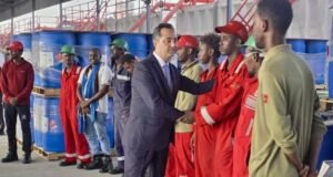Safiirka Turkiga oo kormeeray shaqaalaha saadka ee Markabka qodaya Shidaalka Soomaaliya