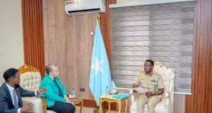 Taliyaha Ciidanka Xoogga Dalka iyo Safaaradda Mareykanka ee Soomaaliya oo ka wada hadlay iskaashiga difaaca iyo Amniga..