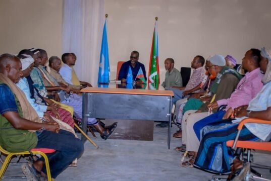 Guddoomiyaha Degmada Bardaale oo Kulan Amniga Kala Yeeshay Odayaasha Dhaqanka