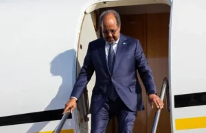 Madaxweynaha Soomaaliya iyo wafdi ballaaran ayaa gaaray magaalada Al-Calamayn ee Dalka Masar.