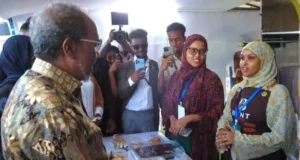 Madaxweyne Xasan oo booqday carwada ganacsiga ee Som Souk Expo halkaasi oo ay ganacsatada Soomaaliyeed ku soo bandhigayaan badeecooyin iyo adeegyo kala duwan.
