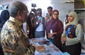 Madaxweyne Xasan oo booqday carwada ganacsiga ee Som Souk Expo halkaasi oo ay ganacsatada Soomaaliyeed ku soo bandhigayaan badeecooyin iyo adeegyo kala duwan.