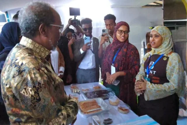 Xasan-shiikh-oo-Booqday-Som-Souk-Expo-2-696x464