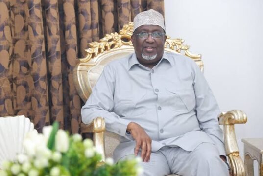 Hoggaamiye Aadan Madoobe & Saraakiisha Maamulkiisa oo kawada hadlay Amniga Koofur Galbeed